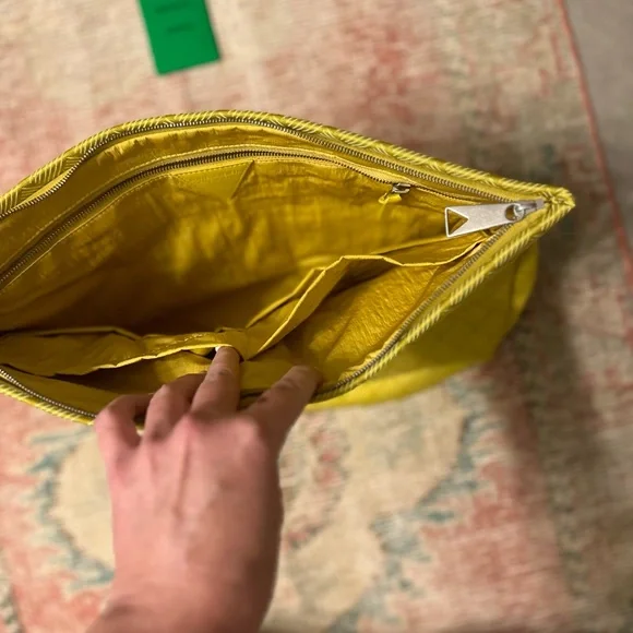 Bottega Veneta Portfolio - Like New - Picture 8 of 11